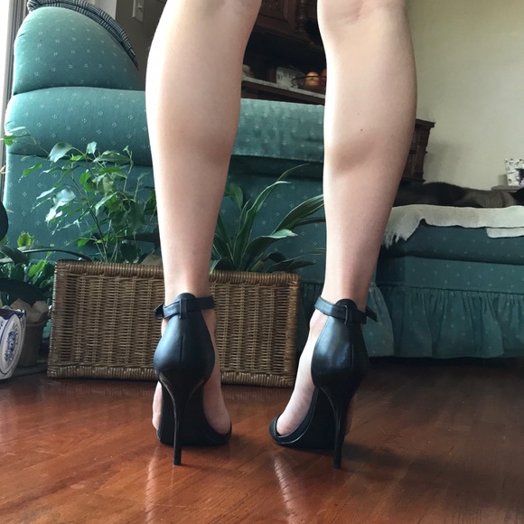 SLEEK BLACK OPEN TOE HEELS. - Picture 6 of 6